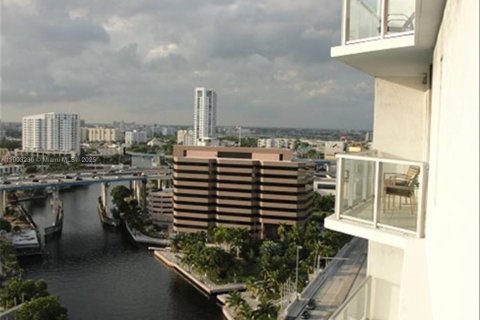 Condo in Miami, Florida, 2 bedrooms  № 2081830 - photo 11