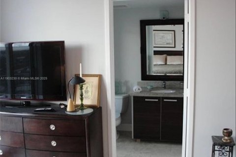 Condo in Miami, Florida, 2 bedrooms  № 2081830 - photo 4