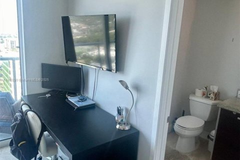 Condo in Miami, Florida, 2 bedrooms  № 2081830 - photo 24