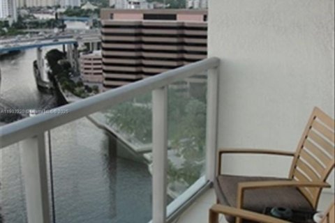 Condo in Miami, Florida, 2 bedrooms  № 2081830 - photo 5