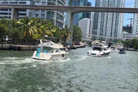 Condo in Miami, Florida, 2 bedrooms  № 2081830 - photo 2