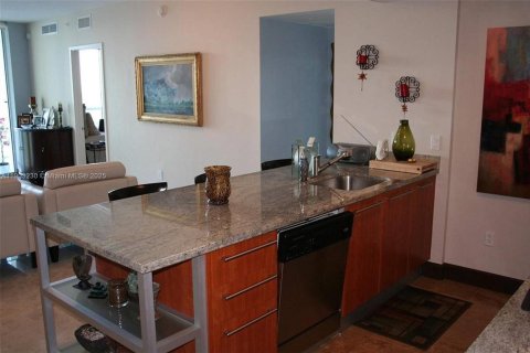 Condo in Miami, Florida, 2 bedrooms  № 2081830 - photo 13