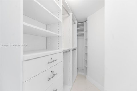 Condo in Miami, Florida, 3 bedrooms  № 1864221 - photo 26