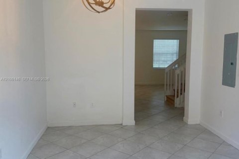 Townhouse in Homestead, Florida 3 bedrooms, 153.2 sq.m. № 2401491 - photo 6