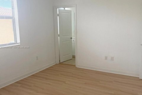 Townhouse in Homestead, Florida 3 bedrooms, 153.2 sq.m. № 2401491 - photo 3