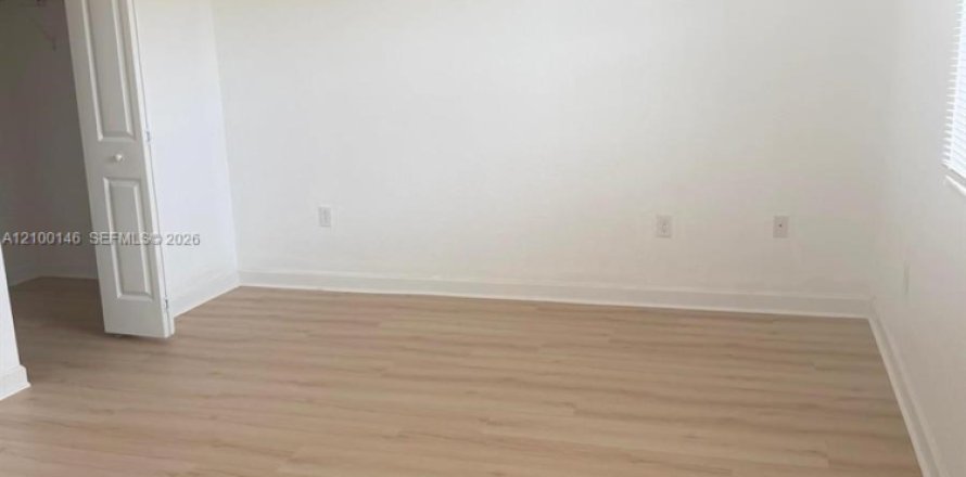 Townhouse in Homestead, Florida 3 bedrooms, 153.2 sq.m. № 2401491