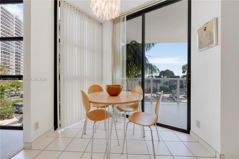 Condo in Aventura, Florida, 2 bedrooms  № 2017859 - photo 12