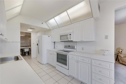 Condo in Aventura, Florida, 2 bedrooms  № 2017859 - photo 11