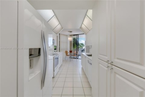 Condo in Aventura, Florida, 2 bedrooms  № 2017859 - photo 10