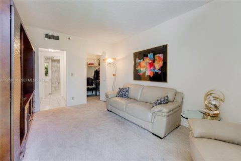 Condo in Aventura, Florida, 2 bedrooms  № 2017859 - photo 19