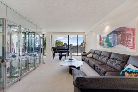 Condo in Aventura, Florida, 2 bedrooms  № 2017859 - photo 3