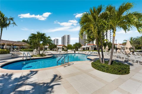 Condo in Aventura, Florida, 2 bedrooms  № 2017859 - photo 25