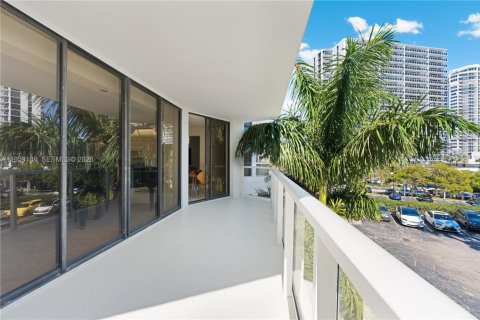 Condo in Aventura, Florida, 2 bedrooms  № 2017859 - photo 23