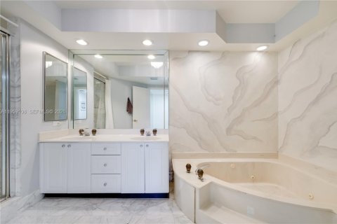 Condo in Aventura, Florida, 2 bedrooms  № 2017859 - photo 16