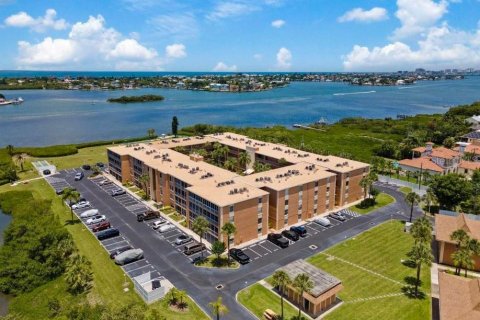 Condo in Largo, Florida, 1 bedroom  № 1905706 - photo 1