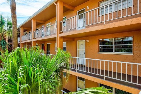 Condo in Largo, Florida, 1 bedroom  № 1905706 - photo 3