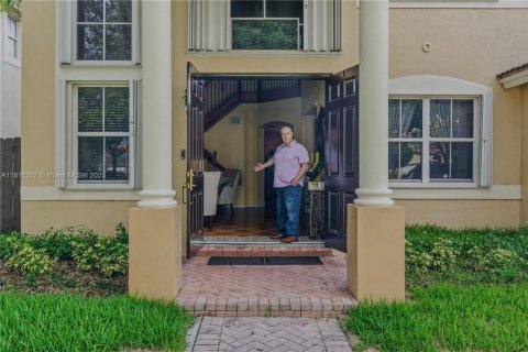 Casa en venta en Miami, Florida, 4 dormitorios, 263.01 m2 № 1938020 - foto 5