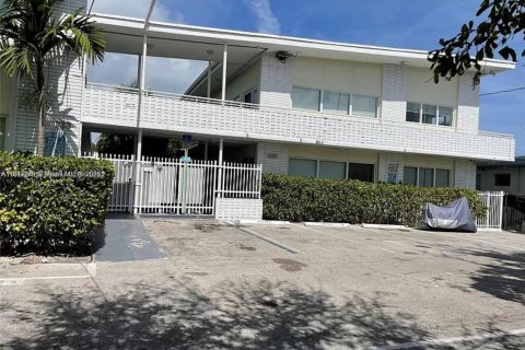 Condo in Miami Beach, Florida, 1 bedroom  № 1962612 - photo 1