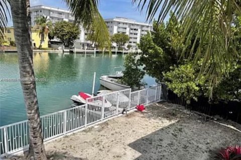 Condo in Miami Beach, Florida, 1 bedroom  № 1962612 - photo 2