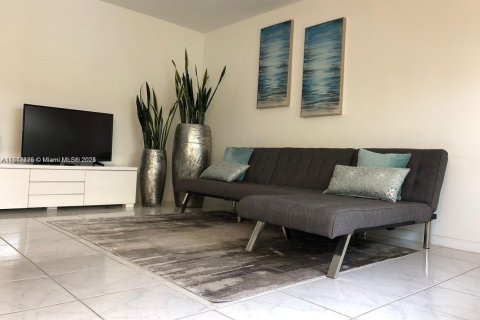 Condo in Miami Beach, Florida, 1 bedroom  № 1962612 - photo 3