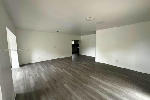 House in North Miami Beach, Florida 4 bedrooms, 151.71 sq.m. № 1826099 - photo 2