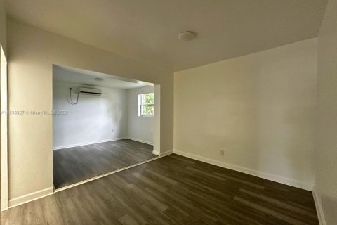 House in North Miami Beach, Florida 4 bedrooms, 151.71 sq.m. № 1826099 - photo 19