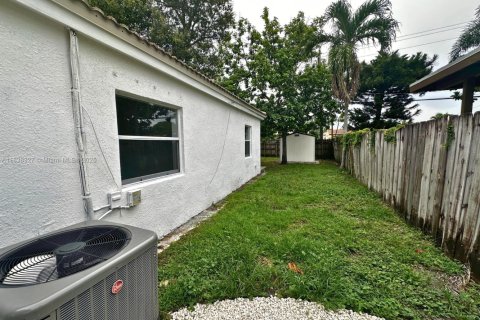 House in North Miami Beach, Florida 4 bedrooms, 151.71 sq.m. № 1826099 - photo 16