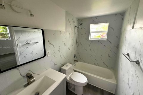 House in North Miami Beach, Florida 4 bedrooms, 151.71 sq.m. № 1826099 - photo 18