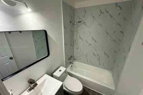 House in North Miami Beach, Florida 4 bedrooms, 151.71 sq.m. № 1826099 - photo 10