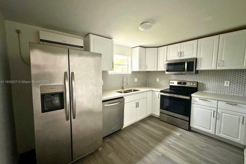 House in North Miami Beach, Florida 4 bedrooms, 151.71 sq.m. № 1826099 - photo 8