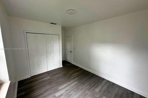 House in North Miami Beach, Florida 4 bedrooms, 151.71 sq.m. № 1826099 - photo 11