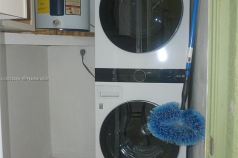 House in Oakland Park, Florida 2 bedrooms, 88.54 sq.m. № 2069328 - photo 15