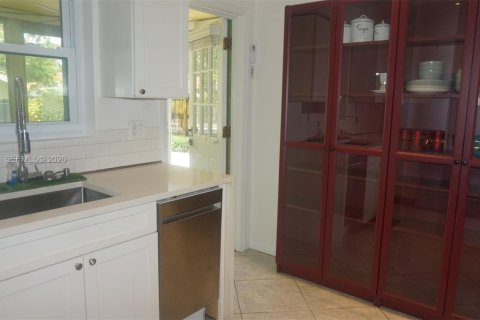 House in Oakland Park, Florida 2 bedrooms, 88.54 sq.m. № 2069328 - photo 12