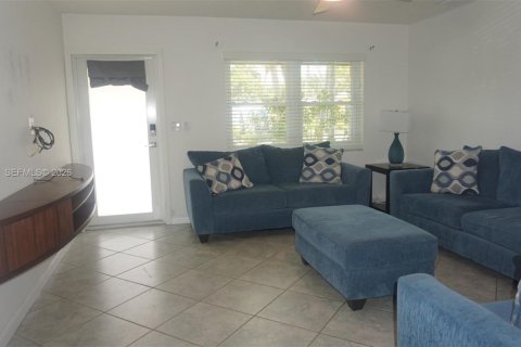 House in Oakland Park, Florida 2 bedrooms, 88.54 sq.m. № 2069328 - photo 5