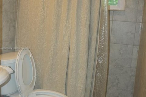 House in Oakland Park, Florida 2 bedrooms, 88.54 sq.m. № 2069328 - photo 8