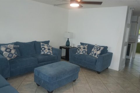 House in Oakland Park, Florida 2 bedrooms, 88.54 sq.m. № 2069328 - photo 3