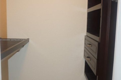 House in Oakland Park, Florida 2 bedrooms, 88.54 sq.m. № 2069328 - photo 13