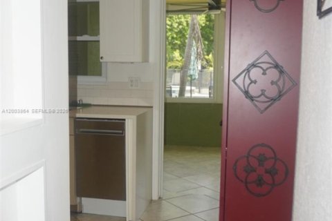 House in Oakland Park, Florida 2 bedrooms, 88.54 sq.m. № 2069328 - photo 10