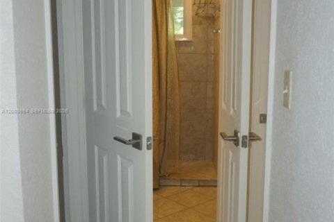 House in Oakland Park, Florida 2 bedrooms, 88.54 sq.m. № 2069328 - photo 9