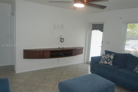 House in Oakland Park, Florida 2 bedrooms, 88.54 sq.m. № 2069328 - photo 4