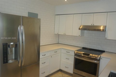 House in Oakland Park, Florida 2 bedrooms, 88.54 sq.m. № 2069328 - photo 11