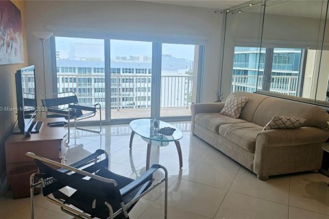 Copropriété à louer à Hallandale Beach, Floride: 1 chambre, 80.82 m2 № 1947155 - photo 17