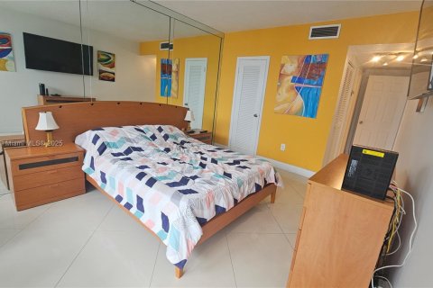 Copropriété à louer à Hallandale Beach, Floride: 1 chambre, 80.82 m2 № 1947155 - photo 13