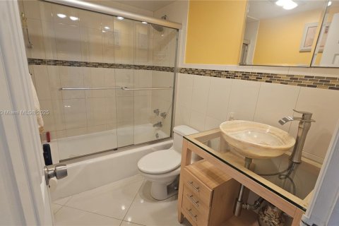 Copropriété à louer à Hallandale Beach, Floride: 1 chambre, 80.82 m2 № 1947155 - photo 11