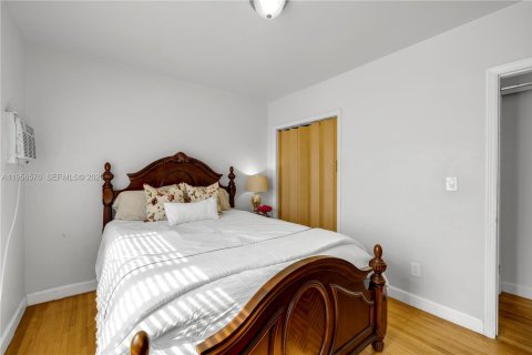 House in Coral Gables, Florida 3 bedrooms, 170.1 sq.m. № 2010447 - photo 17