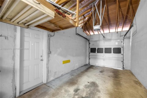 House in Coral Gables, Florida 3 bedrooms, 170.1 sq.m. № 2010447 - photo 25