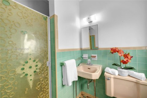 House in Coral Gables, Florida 3 bedrooms, 170.1 sq.m. № 2010447 - photo 24