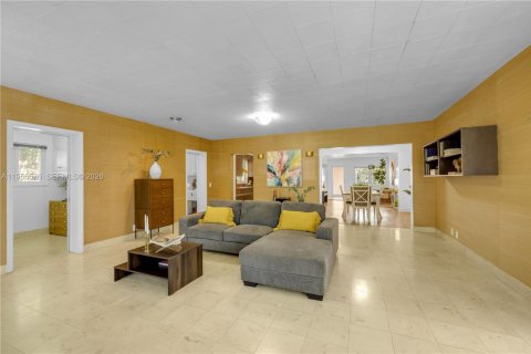 House in Coral Gables, Florida 3 bedrooms, 170.1 sq.m. № 2010447 - photo 6