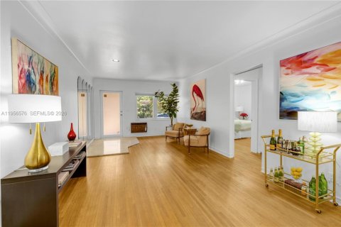 House in Coral Gables, Florida 3 bedrooms, 170.1 sq.m. № 2010447 - photo 3