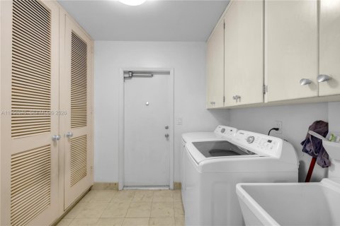 House in Coral Gables, Florida 3 bedrooms, 170.1 sq.m. № 2010447 - photo 22